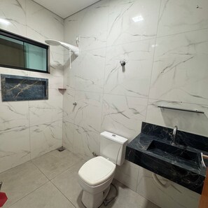 Bathroom - Modern house with pool in Gurupi (Gurupi)