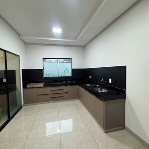 Private kitchen - Modern house with pool in Gurupi (Gurupi)