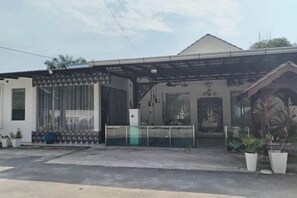 المنشأة من الخارج