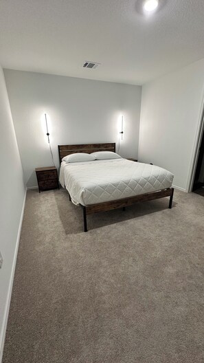 3 bedrooms, WiFi, bed sheets - Cozy 2-bedroom house in beautiful Lockhart - walking distance to Historic Center (Lockhart)