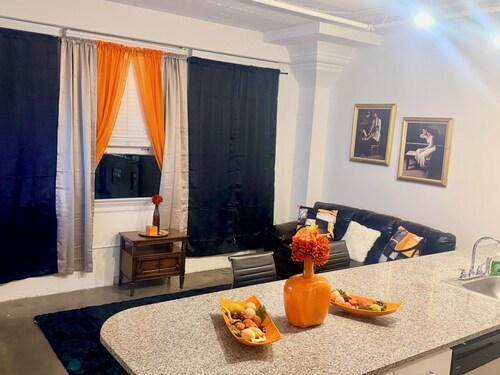 Cozy 1-bedroom apartment in charming Memphis with AC / Hidden Gem