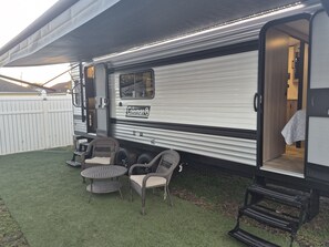 Property grounds - Cozy 1-bedroom recreational vehicle in delightful Orlando with AC (Orlando)