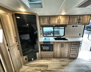 Fridge, microwave, stovetop, cookware/dishes/utensils - Cozy 1-bedroom recreational vehicle in delightful Orlando with AC (Orlando)