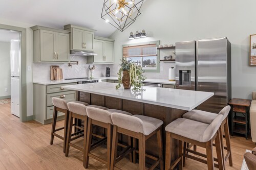 Charming 2 Bedroom 2 Bath Cottage near the lake.