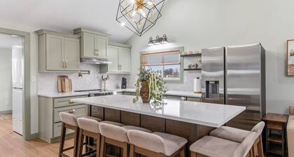 Charming 2 Bedroom 2 Bath Cottage near the lake.