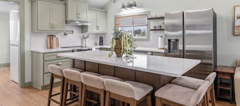 Charming 2 Bedroom 2 Bath Cottage near the lake.