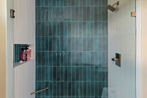 Dusche, Handtücher, Seife, Toilettenpapier