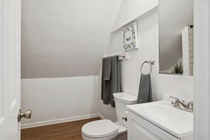 Ein Badezimmer mit Toilette, Waschbecken und Dusche.