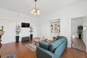 TV - Spacious 5BR Near USC + Private Loft Lounge Ideal for Families & Professionals (Los Angeles)