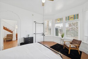5 bedrooms, WiFi, bed sheets - Spacious 5BR Near USC + Private Loft Lounge Ideal for Families & Professionals (Los Angeles)