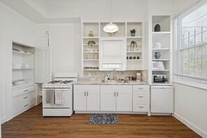 Microwave, oven, stovetop, dishwasher - Spacious 5BR Near USC + Private Loft Lounge Ideal for Families & Professionals (Los Angeles)