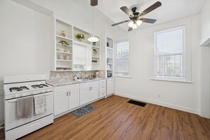 Microwave, oven, stovetop, dishwasher - Spacious 5BR Near USC + Private Loft Lounge Ideal for Families & Professionals (Los Angeles)