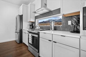 Fridge, microwave, oven, stovetop - The Charleston |R5947| By Snowbasin |Dog-Friendly (Mountain Green)
