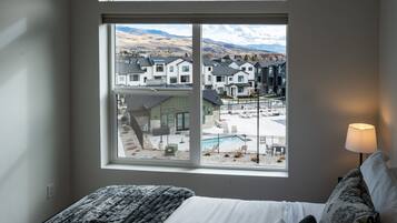 3 bedrooms, desk, iron/ironing board, travel cot