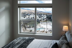 3 bedrooms, desk, iron/ironing board, travel cot - The Charleston |R5947| By Snowbasin |Dog-Friendly (Mountain Green)