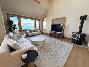 Una sala de estar con sofá, televisión y chimenea.