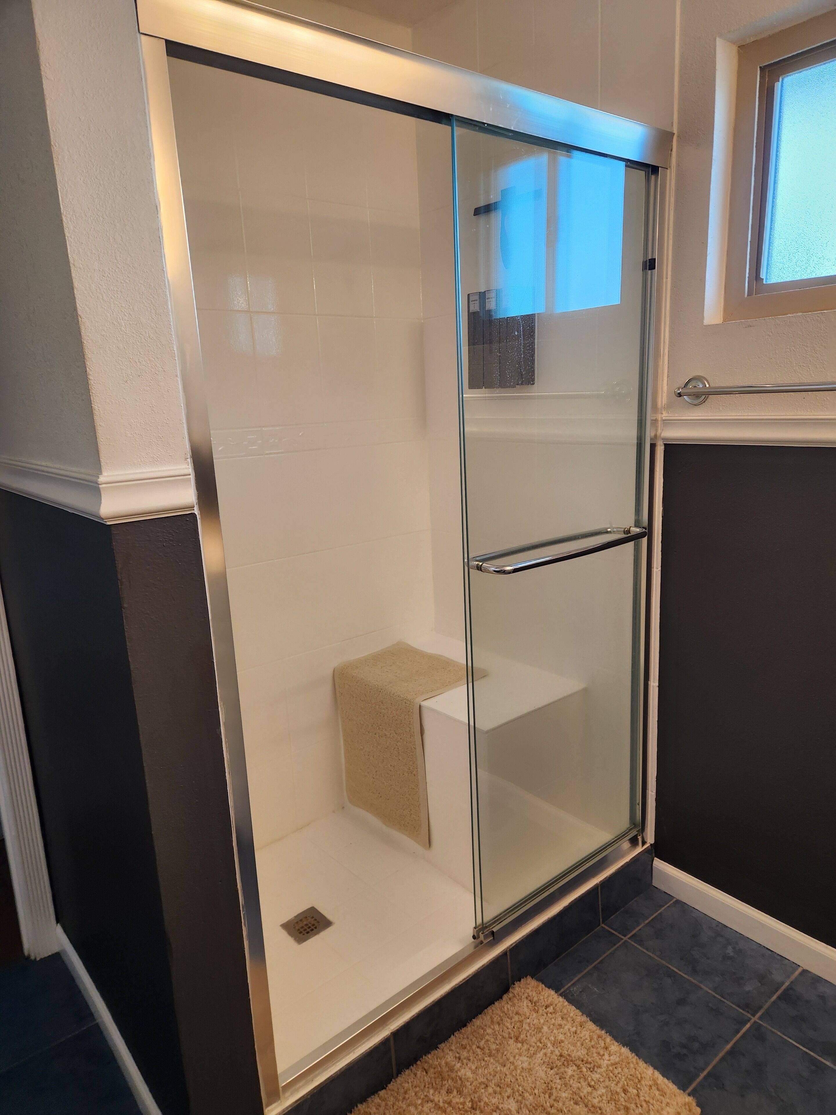 Een douche, een haardroger, een bidet, handdoeken