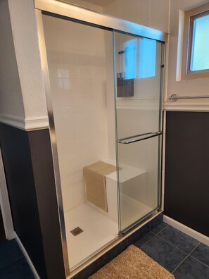 Ducha, secador de pelo, bidet, toallas
