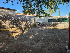Property grounds - Peaceful 3-bedroom house with swim spa in welcoming El Paso (El Paso)