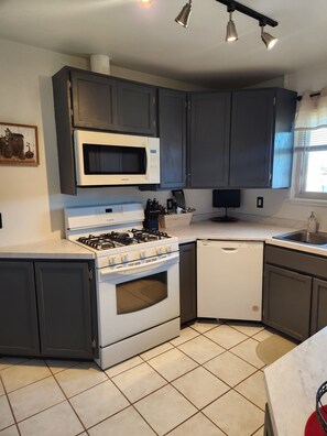 Private kitchen - Peaceful 3-bedroom house with swim spa in welcoming El Paso (El Paso)