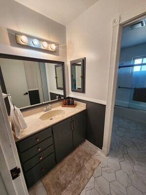 Bruser, hårtørrer, bidet, håndklæder