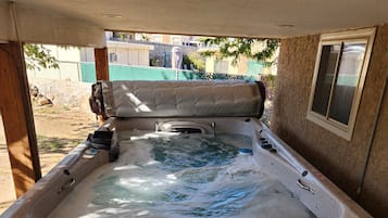 Tina de hidromasaje al aire libre