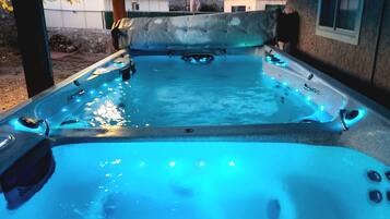 Bañera de hidromasaje al aire libre