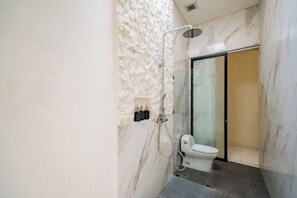 Villa, 3 Bedrooms, Pool View | Bathroom | Shower, free toiletries, hair dryer, towels - Casa Coco Pererenan (Canggu)