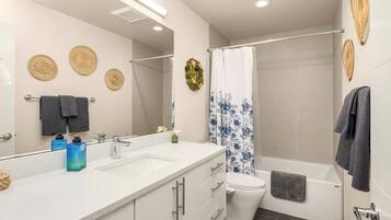 Sèche-cheveux, serviettes fournies