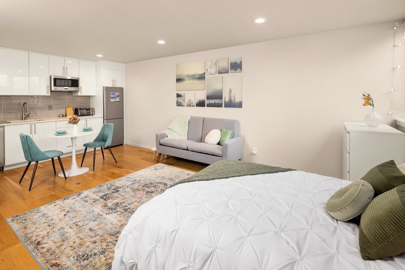 Una scrivania, culla da viaggio, Wi-Fi, lenzuola