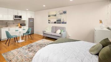 Bureau, lit parapluie, Wi-Fi, draps fournis