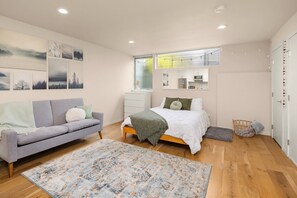 Desk, travel cot, WiFi, bed sheets