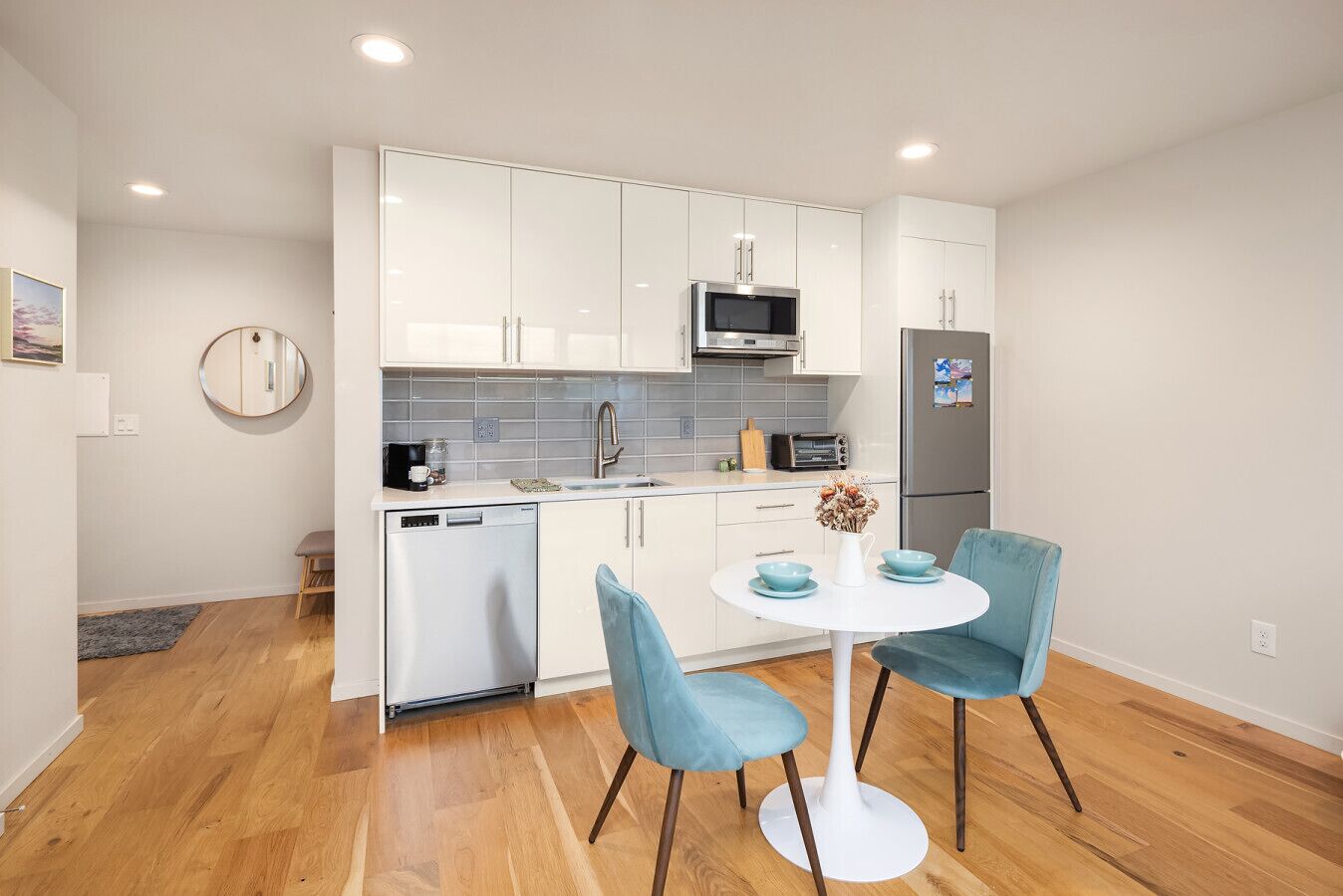 Réfrigérateur, four à micro-ondes, lave-vaisselle, cafetière-théière