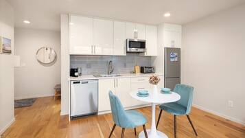 Réfrigérateur, four à micro-ondes, lave-vaisselle, cafetière-théière