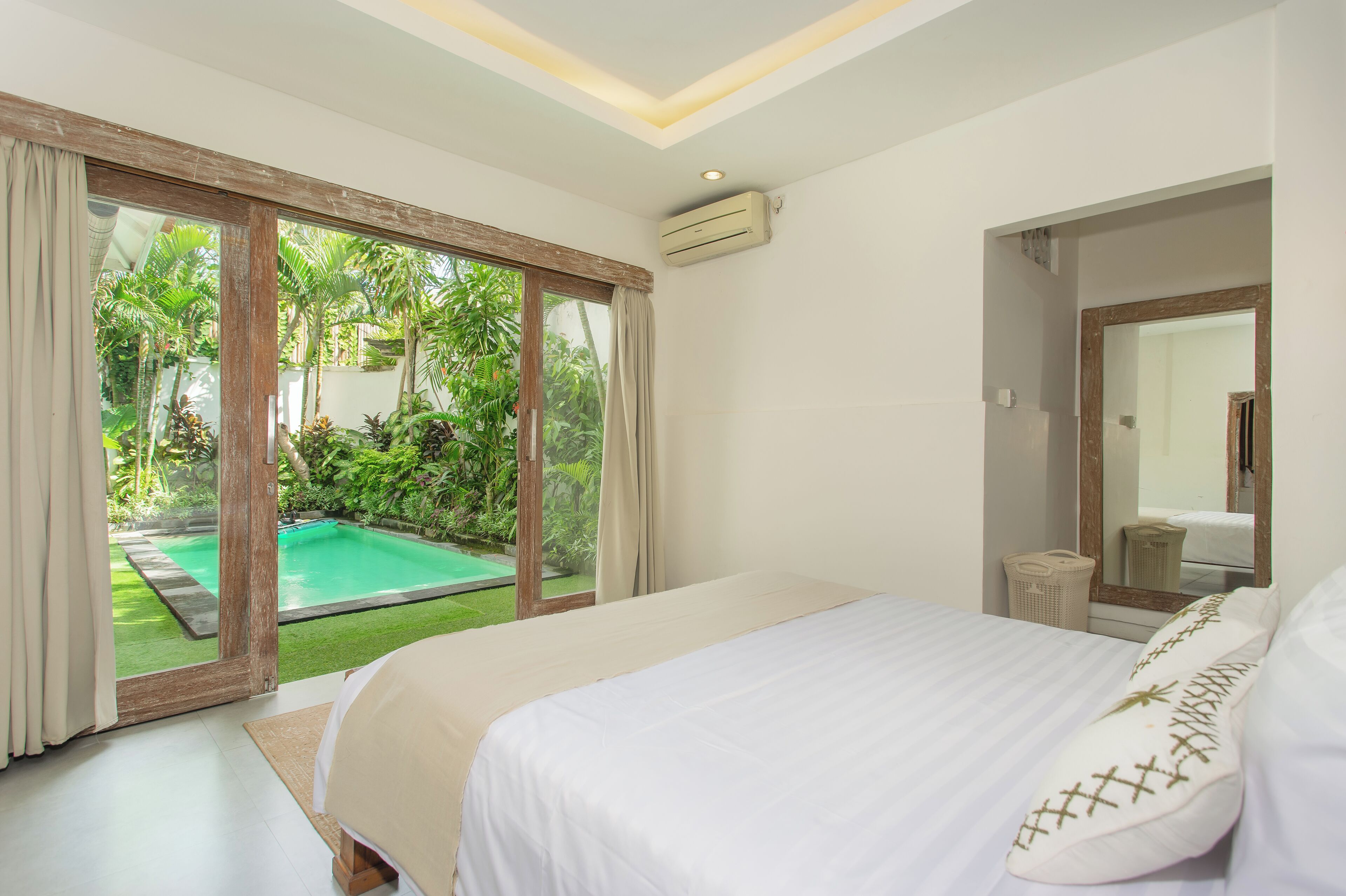 Desk, laptop workspace, free WiFi