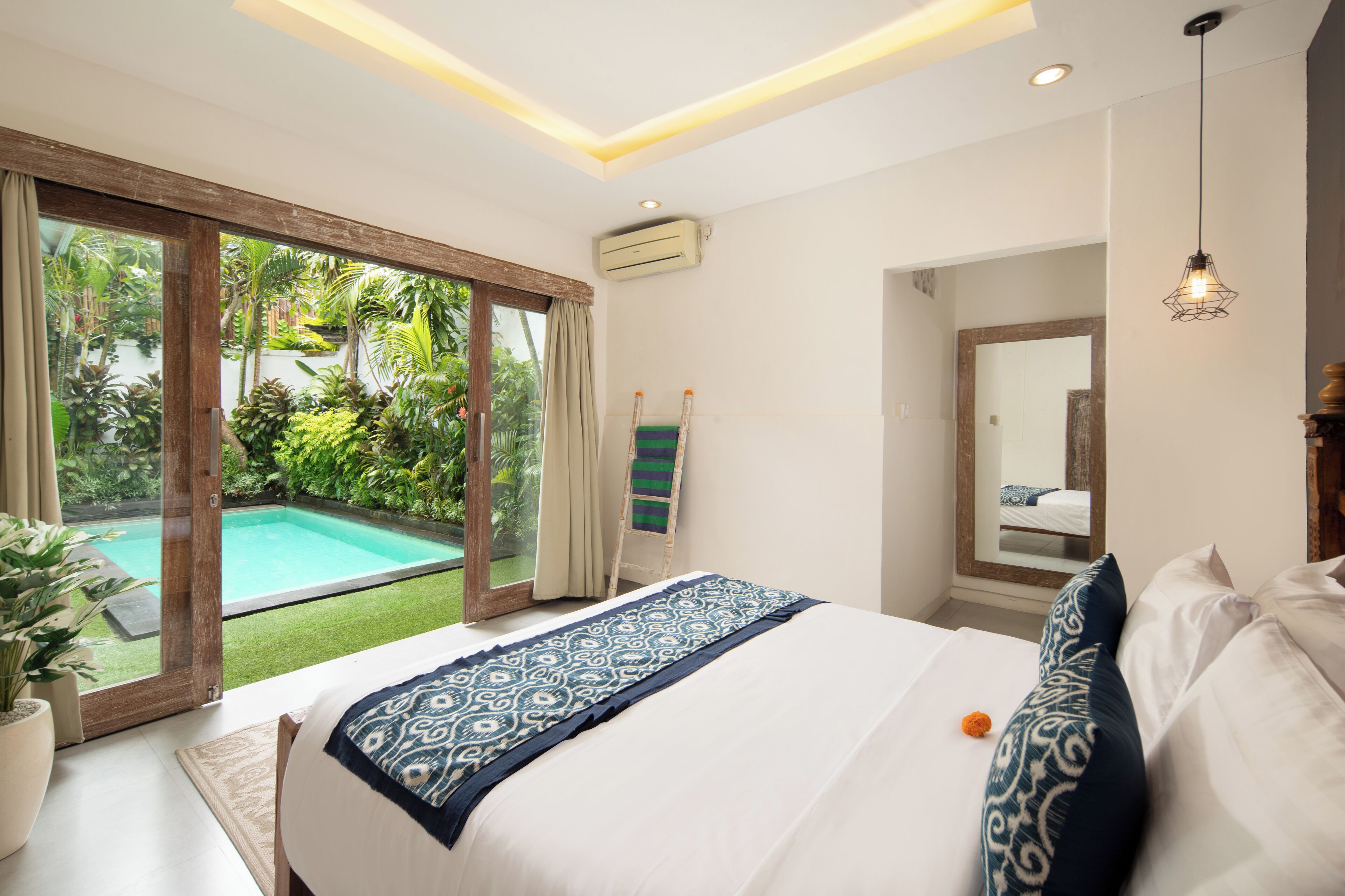 デスク、ノートパソコン用作業スペース、WiFi (無料)