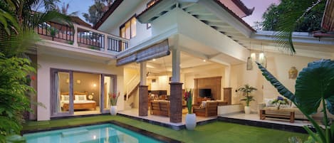 Desk, laptop workspace, free WiFi