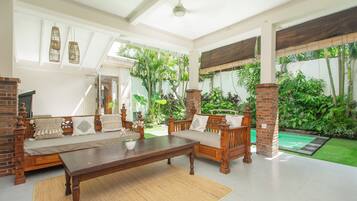 Superior Villa, Pool View | Living area