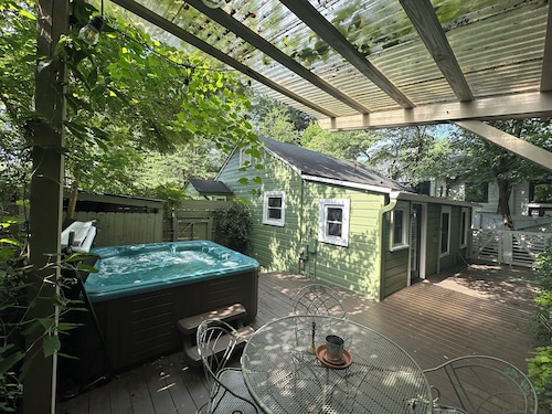 Craftsman cottage w/ hot tub