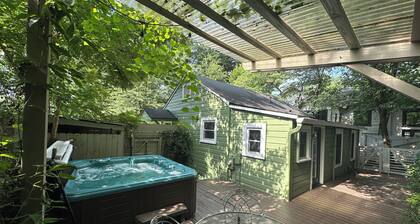 Craftsman cottage w/ hot tub