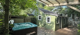 Craftsman cottage w/ hot tub