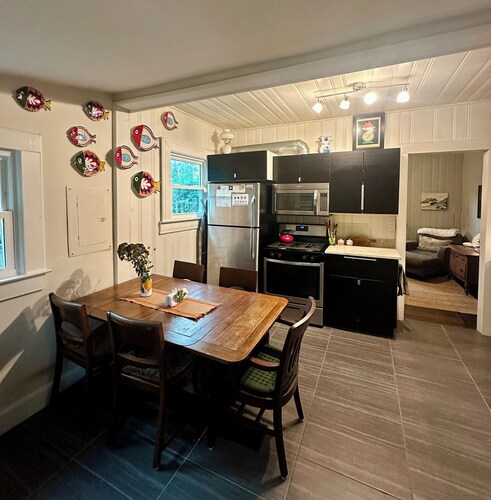 Craftsman cottage w/ hot tub