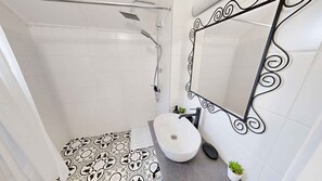 Bathroom - Holiday apartment with sauna, pool, hot tub and bathing barrel (Balatonszabadi)