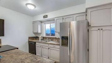 Een koelkast, een magnetron, een oven, een kookplaat