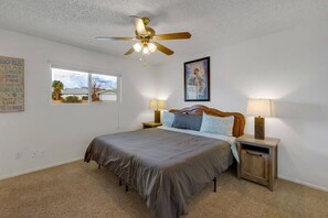 Desk, iron/ironing board, WiFi, bed sheets - Welcome To Cisco! Pool | Firepit | MinutesToBridge (Lake Havasu City)