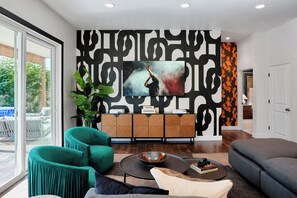 Living area - Contour - Sparkling Pool - Mins to Phoenician Golf (Phoenix)