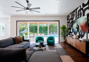 Living area - Contour - Sparkling Pool - Mins to Phoenician Golf (Phoenix)