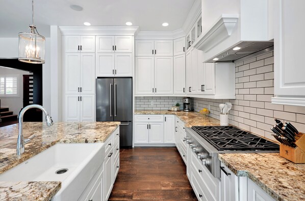 Private kitchen - Contour - Sparkling Pool - Mins to Phoenician Golf (Phoenix)