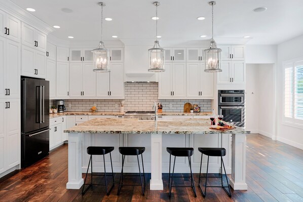 Private kitchen - Contour - Sparkling Pool - Mins to Phoenician Golf (Phoenix)