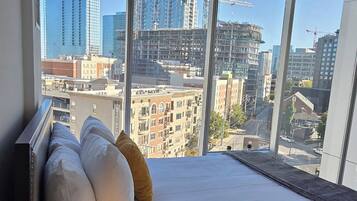 Bureau, fer et planche à repasser, Wi-Fi gratuit, draps fournis